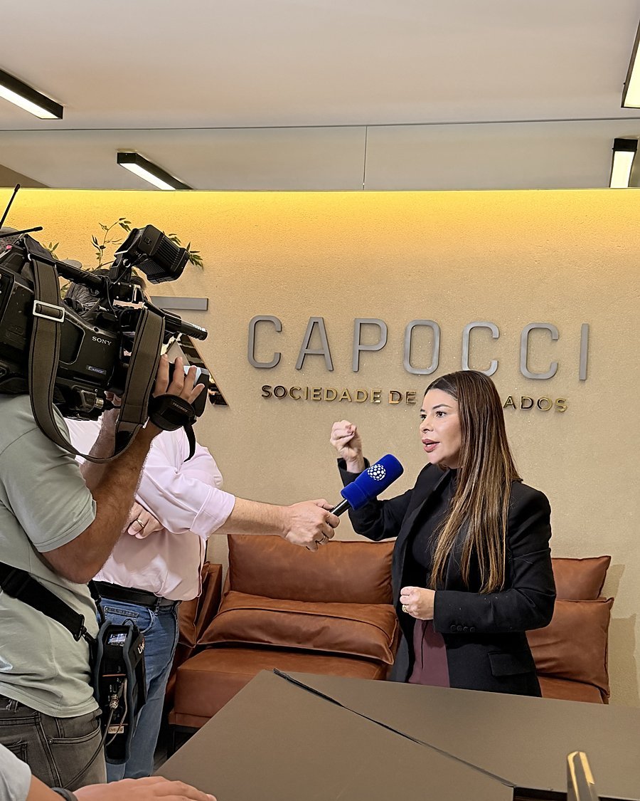 Dra. Aline Capocci concede entrevista à televisão na recepção da Capocci Sociedade de Advogados
