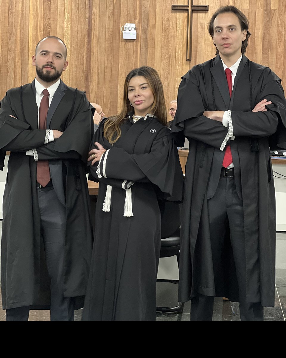 Dra. Aline Capocci com advogados da equipe de defesa no plenário do Júri