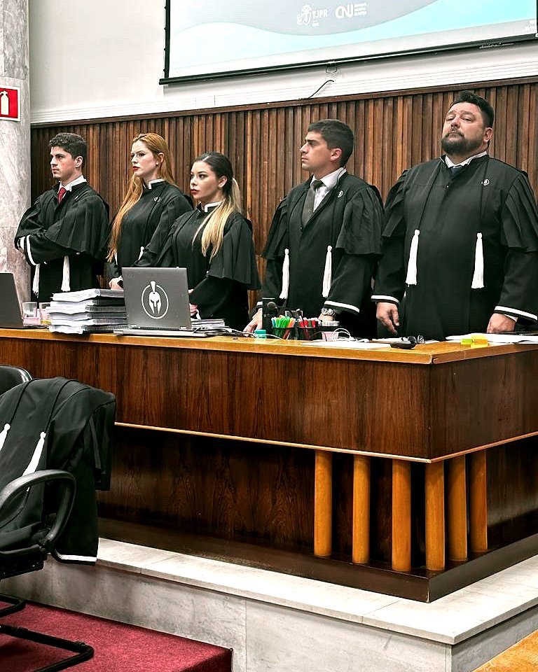 Equipe de defesa de beca em sessão plenária do Tribunal do Júri