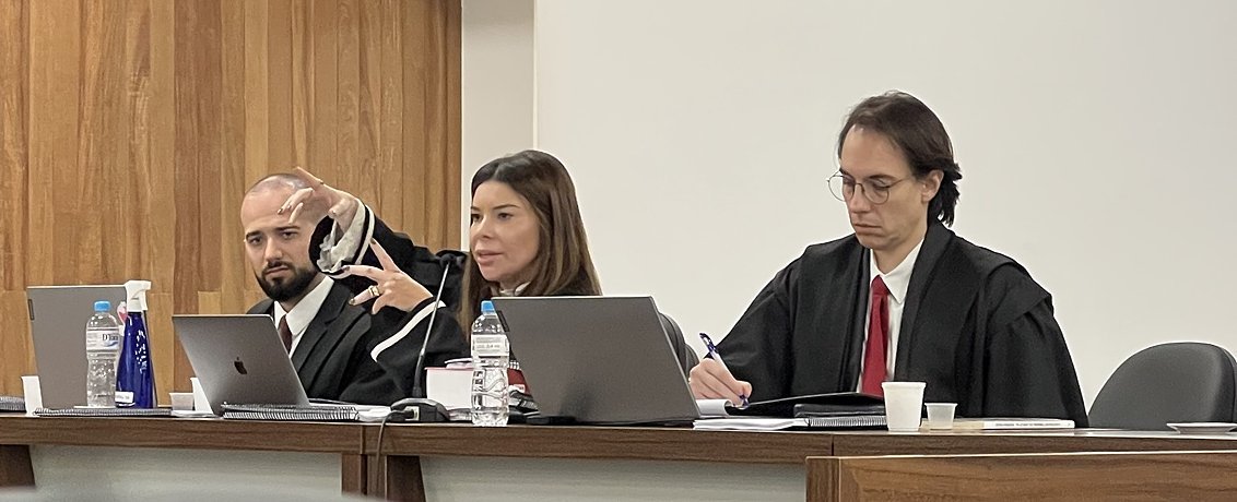 Dra. Aline Capocci na tribuna da defesa durante julgamento no Tribunal do Júri