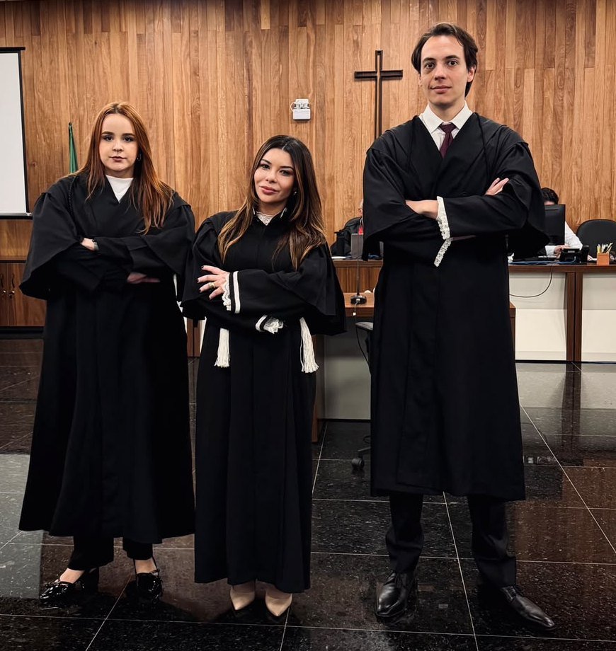 Dra. Aline Capocci e equipe de beca no plenário do Tribunal do Júri